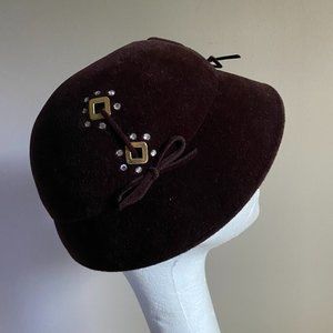 VINTAGE 1940s brown Felt CLOCHE hat w/ Bow & Bead design Short Brim OS